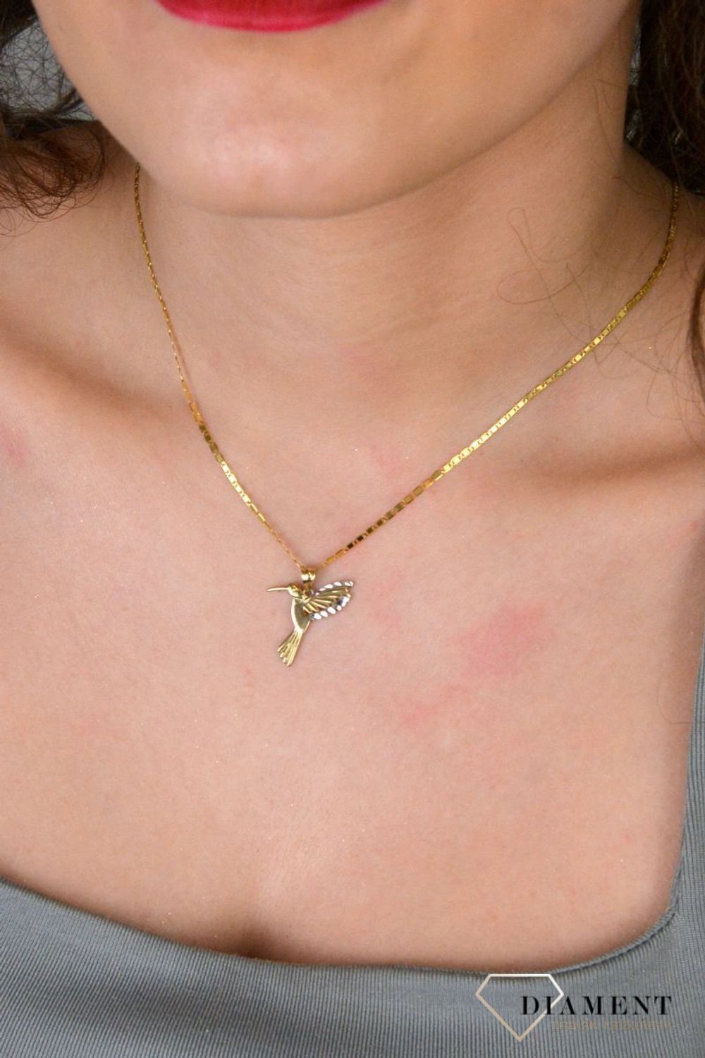 Złota zawieszka 375 koliber ZA 6902A 375. Złota zawieszka 375. Złoty wisiorek koliber. Złota zawieszka damska. Zawieszka damska  próby 375. Złota zawieszka na prezent..jpg